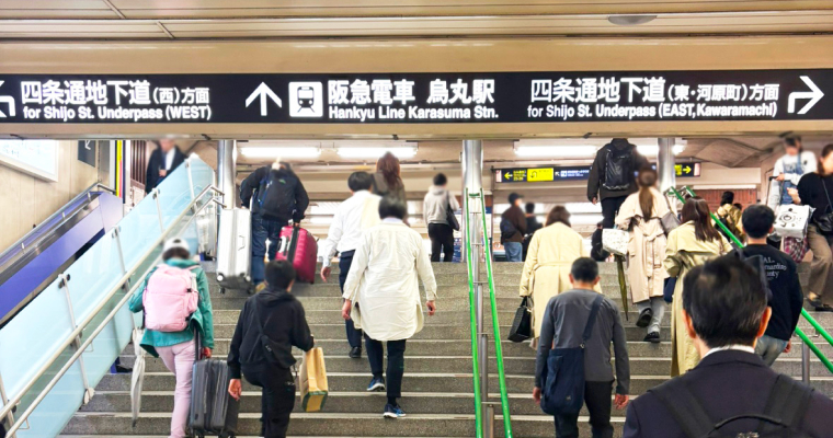 突き当たりの階段を登って右に曲がります。