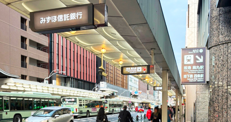 四条通りに出たら右に進みます。東急ハンズ、吉野家、すき家を通り過ぎます。